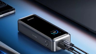 Batería externa Anker Prime con pantalla digital y dos cables USB-C conectados para cargar varios dispositivos