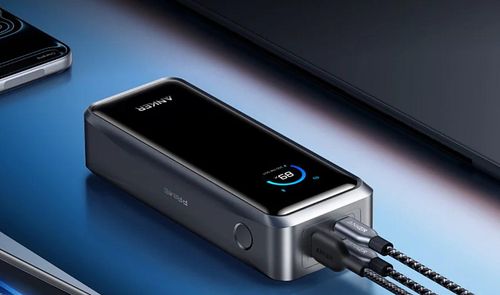 Batería externa Anker Prime con pantalla digital y dos cables USB-C conectados para cargar varios dispositivos