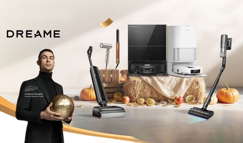 Cristiano Ronaldo junto a una selección de productos Dreame que incluye robots aspiradores, aspiradoras de mano y dispositivos de cuidado personal sobre un fondo decorativo.