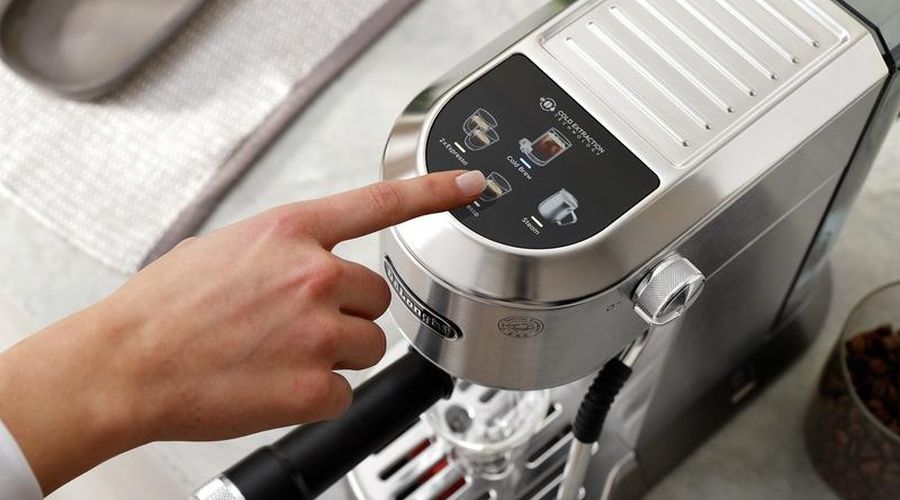Panel superior de la cafetera De'Longhi Dedica Duo con controles para seleccionar diferentes tipos de café