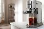 Cafetera espresso manual De'Longhi Dedica Duo preparando un café frío con hielo sobre una encimera de cocina