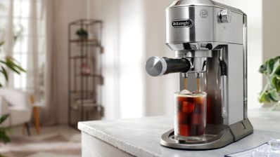 Cafetera espresso manual De'Longhi Dedica Duo preparando un café frío con hielo sobre una encimera de cocina