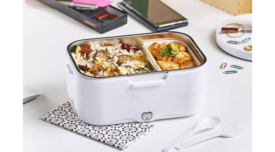 Fiambrera eléctrica blanca con dos compartimentos llenos de arroz, verduras y carne