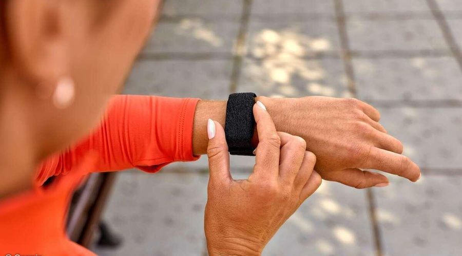 Garmin CIRQA Smart Band de color negro colocada en la muñeca durante una actividad deportiva.