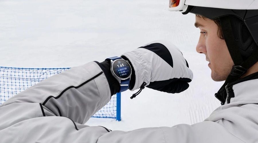 Deportista consultando los datos de entrenamiento en su Huawei Watch GT 7 mientras practica esquí