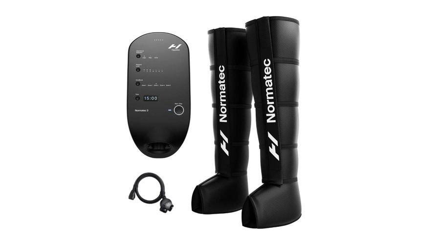 Botas de presoterapia Hyperice Normatec 3 de color negro junto a su unidad de control y tubo de conexión