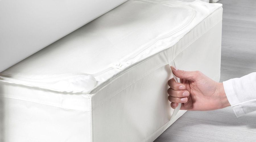 Organizador de tela blanco con cremallera y asa, diseñado para guardar ropa y aprovechar el espacio debajo de la cama