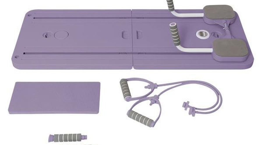 Tabla de pilates multifunción morada con asas, bandas elásticas y accesorios para realizar ejercicios en casa