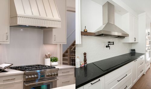 Comparativa entre una campana extractora integrada en el mobiliario y una campana decorativa de pared de acero inoxidable en dos cocinas modernas