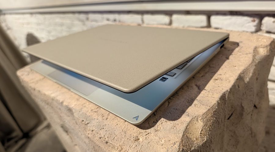 Primer plano de un portátil ASUS Zenbook parcialmente cerrado, donde se aprecia su perfil delgado y su acabado metálico