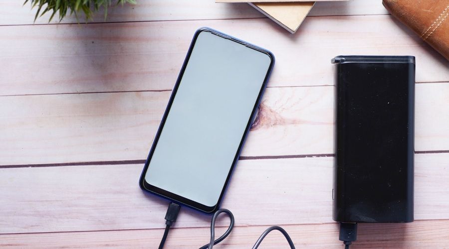 Batería externa Anker Prime de 140 W conectada a un ordenador portátil mediante USB-C.