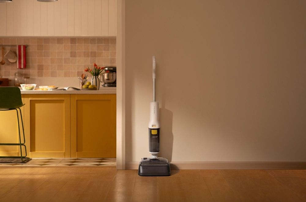 Aspiradora fregona Roborock de color blanco colocada sobre su base de carga en una vivienda