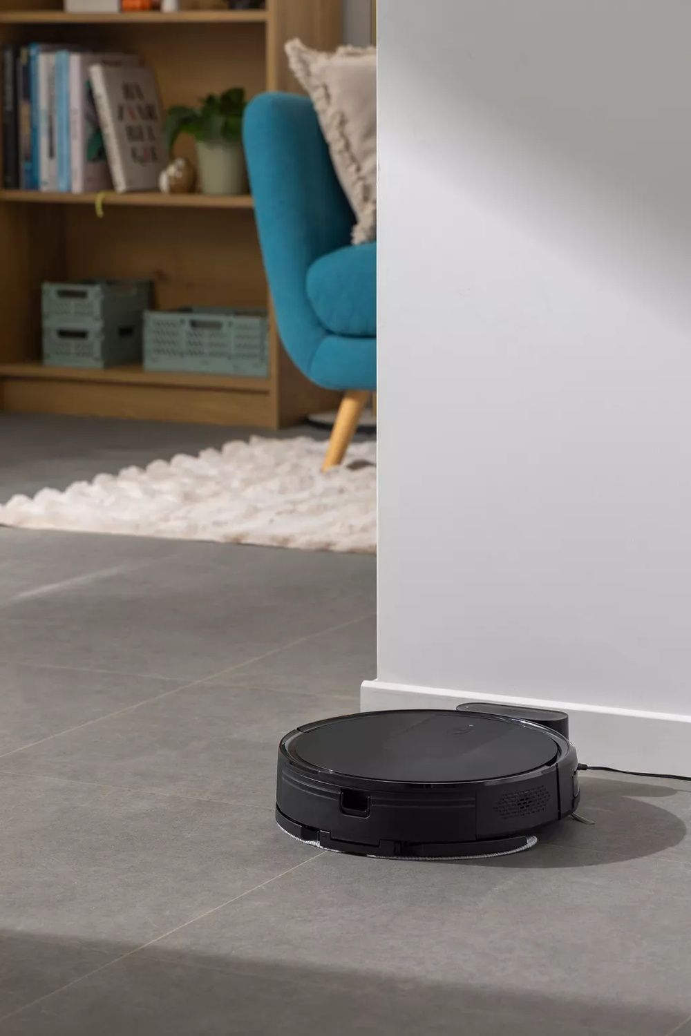 Robot aspirador Ambiano de Aldi limpiando el suelo de una vivienda.