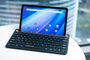 Tablet Teclast con teclado inalámbrico sobre una mesa blanca, con la pantalla de inicio de Android encendida
