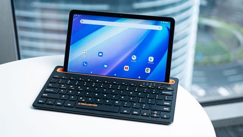 Tablet Teclast con teclado inalámbrico sobre una mesa blanca, con la pantalla de inicio de Android encendida