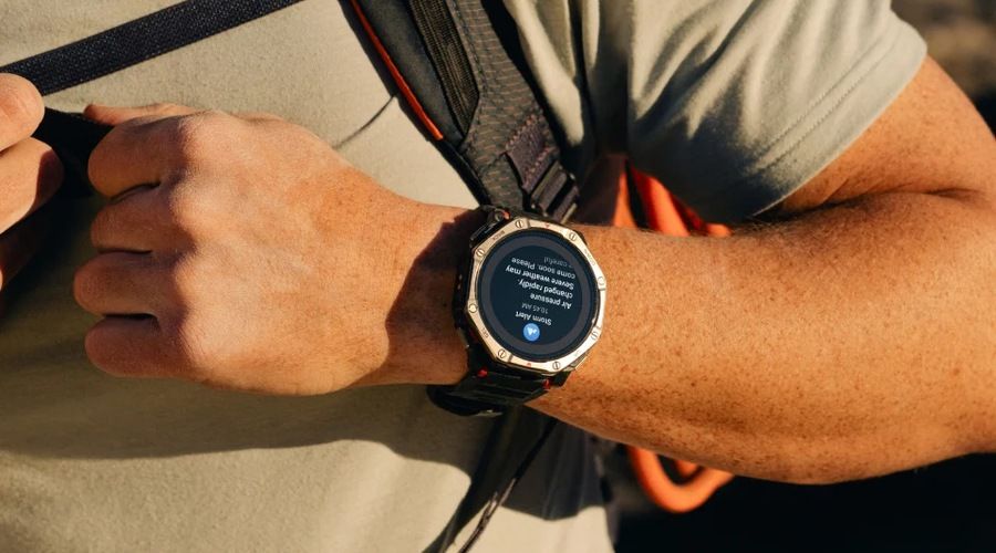 Primer plano del Amazfit T-Rex Dual Solar en la muñeca de un deportista durante una actividad al aire libre