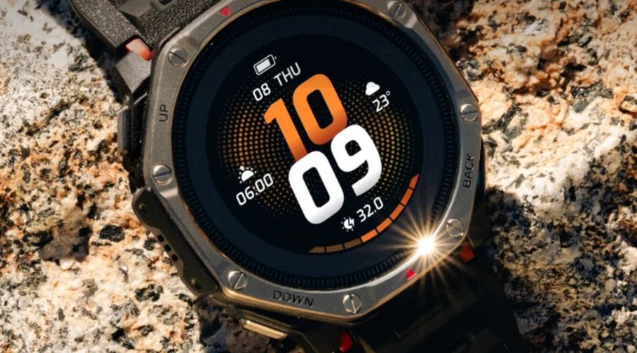 Detalle del Amazfit T-Rex Dual Solar con bisel de titanio de grado 5 y pantalla digital
