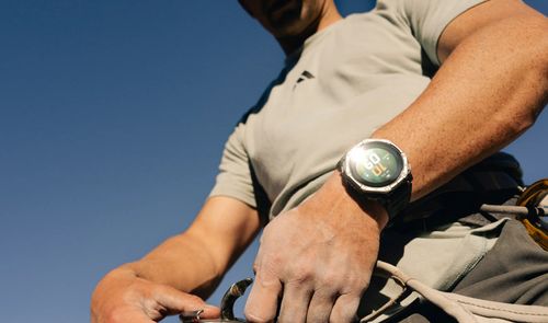 Amazfit T-Rex Dual Solar en la muñeca de un escalador, con pantalla AMOLED y bisel de titanio