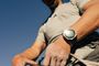 Amazfit T-Rex Dual Solar en la muñeca de un escalador, con pantalla AMOLED y bisel de titanio