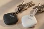 Localizadores TRONIC Smart Tag de Lidl en blanco y negro junto a dos juegos de llaves