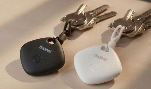 Localizadores TRONIC Smart Tag de Lidl en blanco y negro junto a dos juegos de llaves