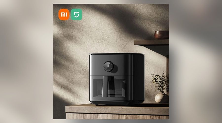 Freidora de aire Xiaomi de color negro sobre una encimera, con un diseño minimalista y un panel de control circular