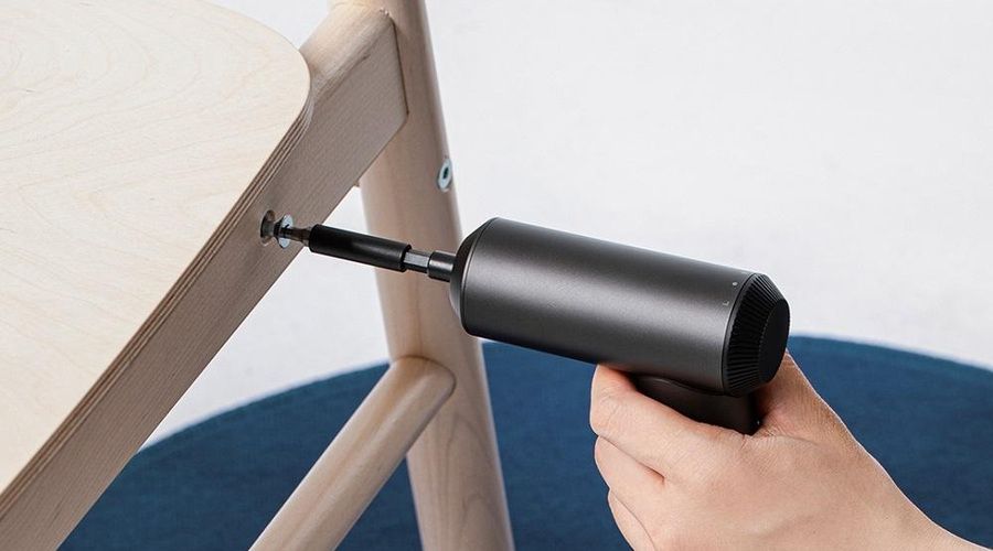 Xiaomi Mi Cordless Screwdriver atornillando una silla de madera con ayuda de una punta intercambiable