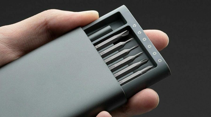 Mi Precision Screwdriver Kit de Xiaomi con su estuche metálico y varias puntas intercambiables en primer plano