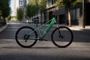 Bicicleta Eléctrica de Hombre Solar Boost fondo ciudad