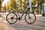 Bicicleta eléctrica ATOM CROSS BH Bikes diseño fondo paisaje