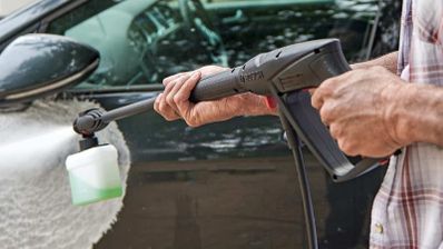 _Bosch limpiadora de alta presión UniversalAquatak 135 vehículo