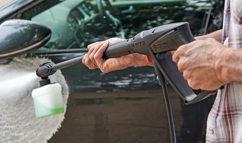 _Bosch limpiadora de alta presión UniversalAquatak 135 vehículo