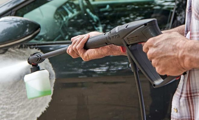 _Bosch limpiadora de alta presión UniversalAquatak 135 vehículo