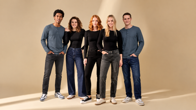 Grupo de hombres y mujeres posando con prendas de la nueva colección de moda de Lidl