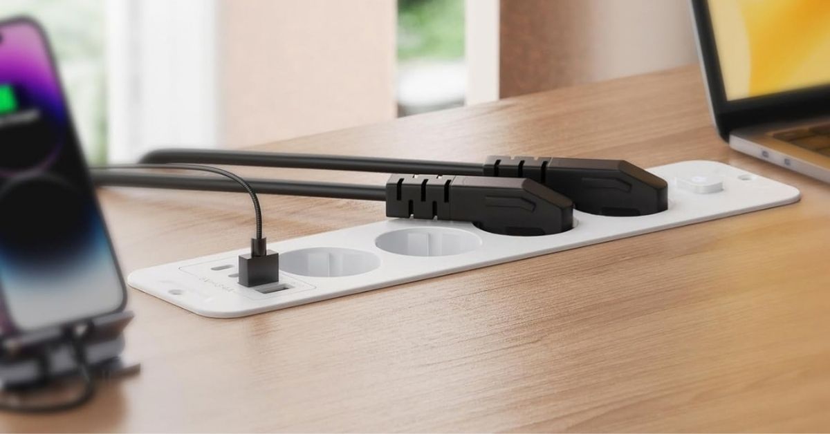 Toma de Empotrar Corriente con 2 USB y 2 Type-C uso escritorio