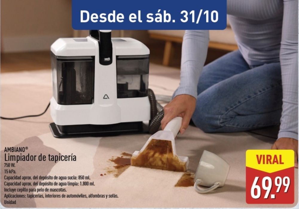 Anuncio del limpiador de tapicerías Ambiano con una persona utilizando su boquilla sobre una mancha.