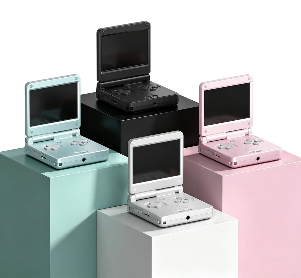 Consolas Anbernic RG SP abiertas en negro, plateado, azul y rosa sobre pedestales de colores.