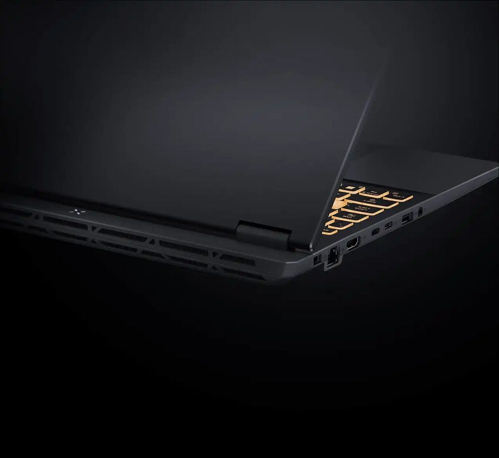 Detalle de las conexiones laterales y las rejillas de ventilación traseras del ASUS TUF Gaming F16.