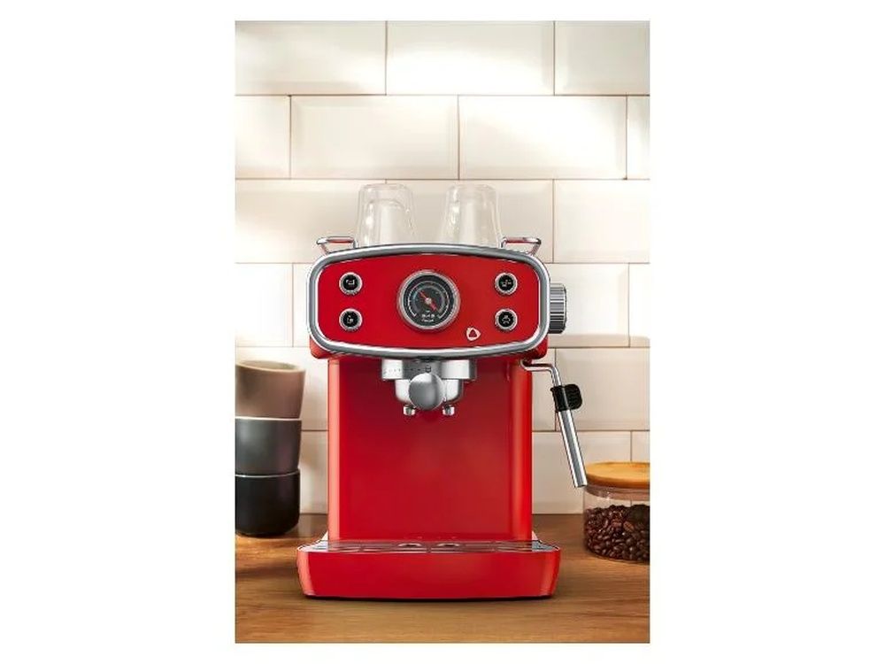 Cafetera exprés roja de estilo retro vista de frente.