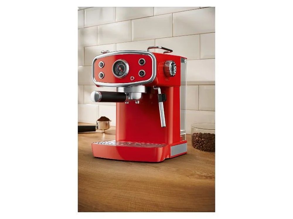 Cafetera exprés roja con vaporizador y diseño retro.