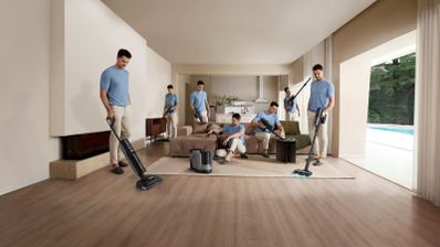 Montaje de un hombre utilizando la Dreame H15 Mix con distintos accesorios para limpiar el suelo, el sofá y los muebles de un salón.