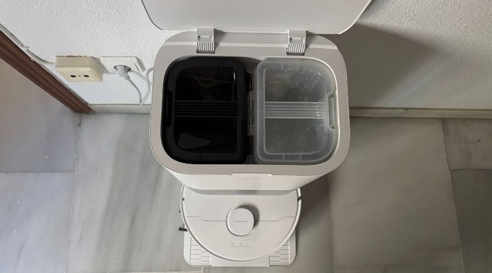 Vista superior de la base del Dreame L10s Ultra Gen 3 abierta, con sus dos depósitos de agua y el robot debajo.