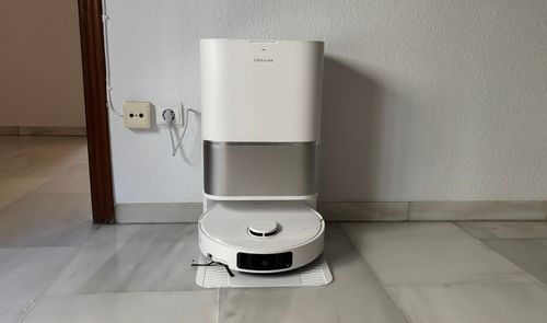 Dreame L10s Ultra Gen 3 blanco colocado en su base de autovaciado sobre un suelo de mármol.