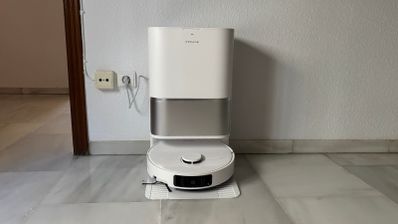 Dreame L10s Ultra Gen 3 blanco colocado en su base de autovaciado sobre un suelo de mármol.
