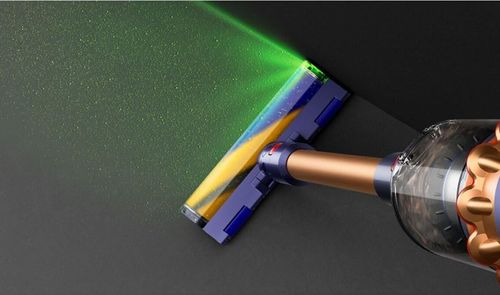 Cepillo de la aspiradora Dyson iluminando el polvo y la suciedad del suelo con luz verde.
