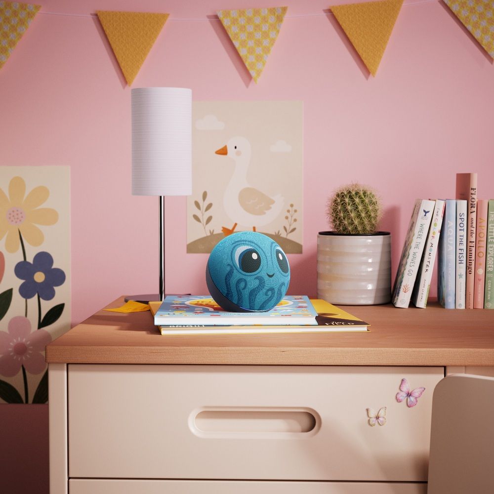 Echo Dot Kids azul con dibujo de un personaje marino, sobre libros en una habitación infantil de paredes rosas.