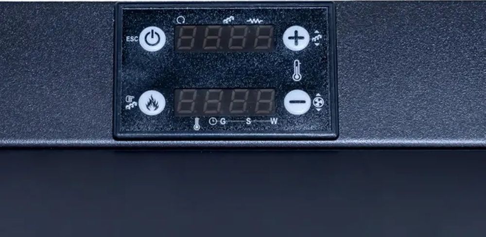 Primer plano del panel de control de una estufa de pellets, con pantallas digitales y botones de ajuste.