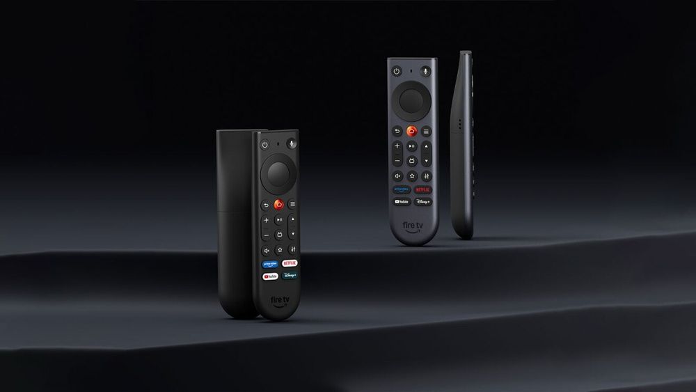 Diferentes modelos de Fire TV Stick junto a sus mandos a distancia sobre un fondo oscuro.