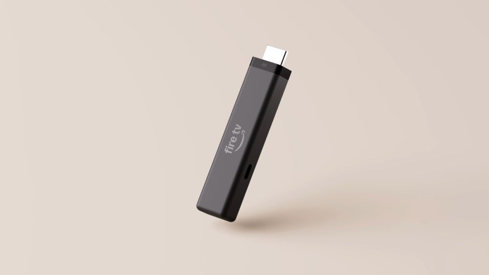 Fire TV Stick 4K de Amazon con conexión HDMI sobre un fondo claro.