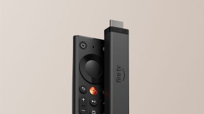 Fire TV Stick 4K junto a su mando a distancia Alexa Voice Remote sobre un fondo claro.